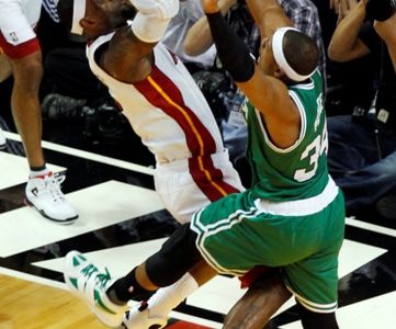Boston sa priblížil k finále, vyhral v Miami