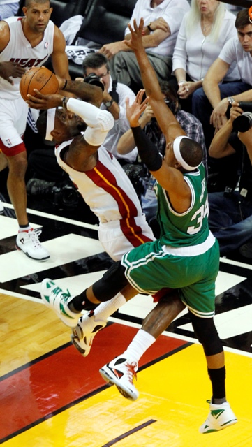 Boston sa priblížil k finále, vyhral v Miami