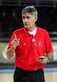 Kouč Turkov označil trénerov v NBA za hlupákov