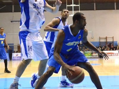 Kenneth Henderson naďalej v drese Svitu