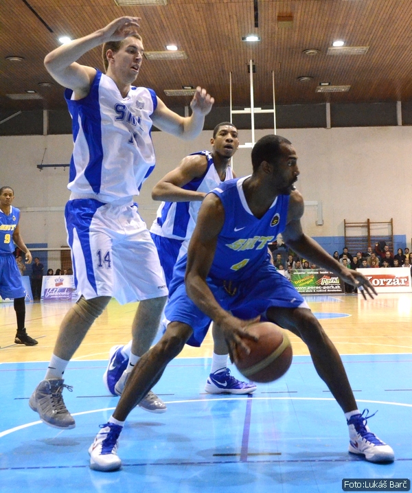 Kenneth Henderson naďalej v drese Svitu