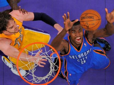 Lakers zdolali Oklahomu, 76ers vyrovnali