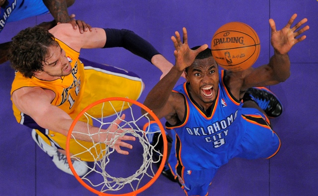 Lakers zdolali Oklahomu, 76ers vyrovnali