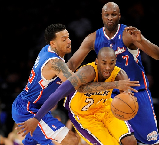 Na Lakers sa to valí, po Nashovi trápi noha aj Bryanta