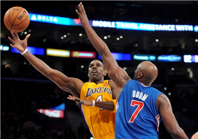 Lakers proti slabému Detroitu preťali šnúru prehier