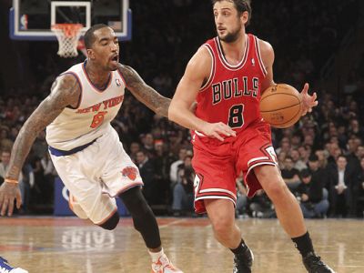 Divočina v Madison Square Garden: Víťazstvo Chicaga a štyria vylúčení