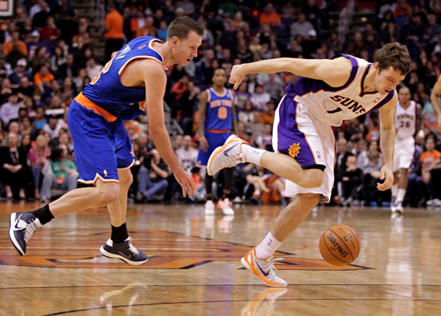 Knicks velebia J. R. Smitha, Lakers uviazli v bahne