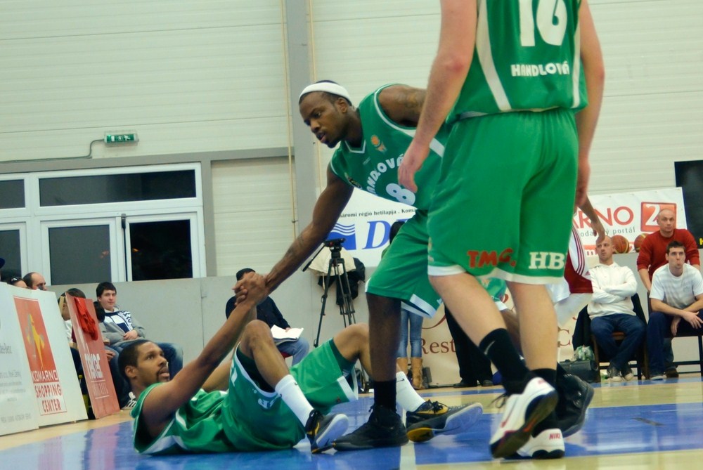 Do Handlovej americký rozohrávač Ray Jones ml.