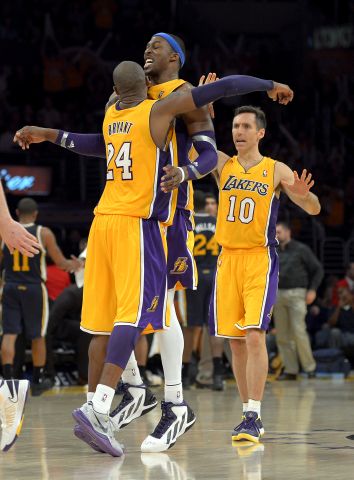 Bryant neprehliadal spoluhráčov a Lakers uspeli