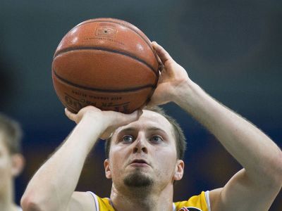 Posilou Nitry americký rozohrávač Sparks
