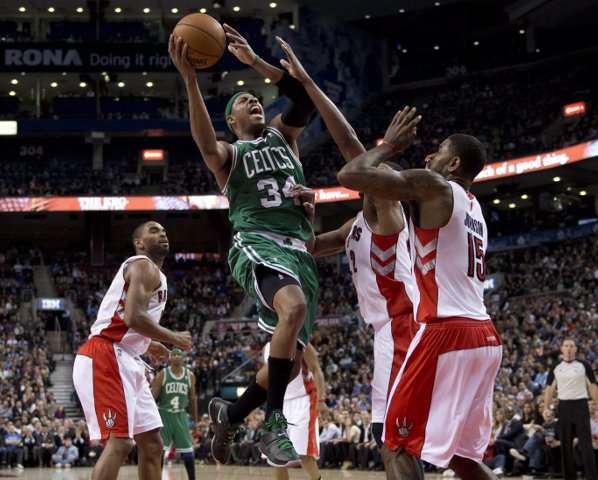 Spurs aj Celtics nezastavili absencie, karambol Knicks