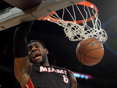 LeBronova nádielka fanúšikovi: 75-tisíc a objatie
