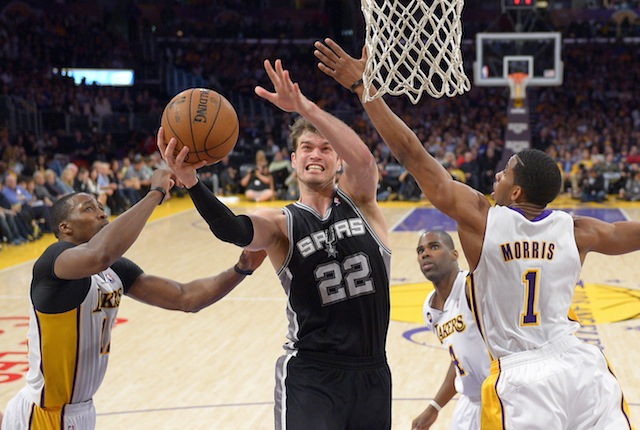 Lakers bližšie k play-off, kde New York vyzve Boston