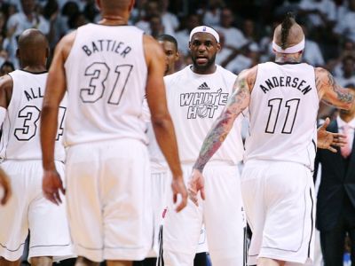 Neomylní domáci, efektívny James, bezradní Lakers