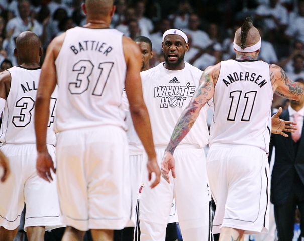 Neomylní domáci, efektívny James, bezradní Lakers