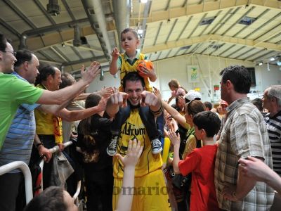Levičania s trénerom Lutovským a tandemom K + K