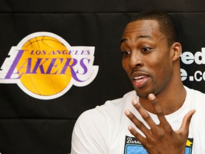 Howard dal košom Lakers, vybral si Houston