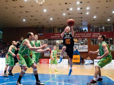 Levice pokukujú po druhej výhre, Handlová po baníckom derby