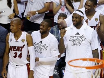 Love koketoval s triple-double, polovičný LeBron tiež