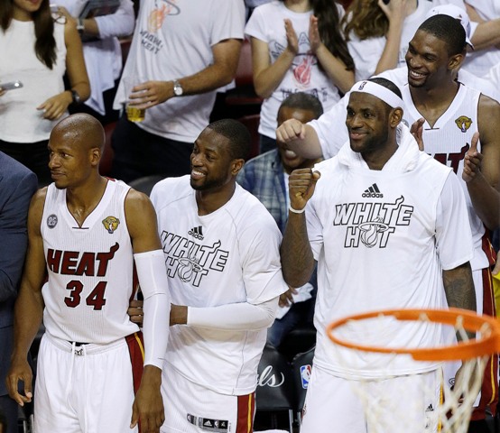 Love koketoval s triple-double, polovičný LeBron tiež
