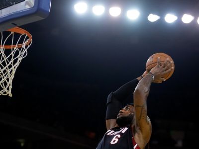 LeBron: Budem jeden zo štyroch najlepších hráčov histórie