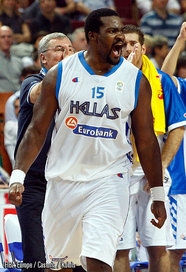 Grécky Shaq vtrhol do hľadiska, chcel udrieť fanúšika