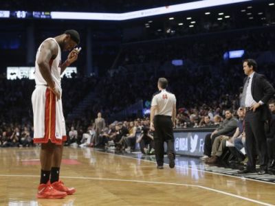 LeBronovi je v maske teplo, vyzerá v nej divne