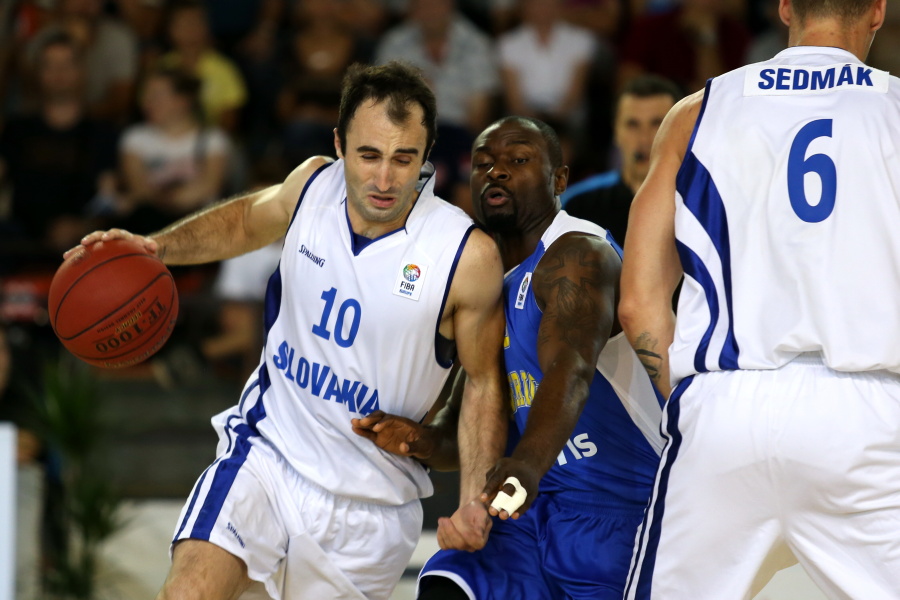 Basketbalisti viedli o 12 bodov, ale prehrali aj v Rumunsku