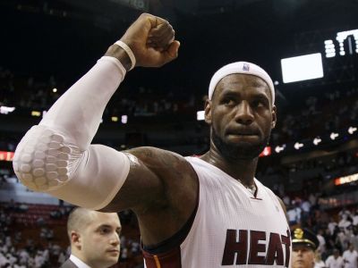 James prebral žezlo po Jordanovi, je najpopulárnejším športovcom USA