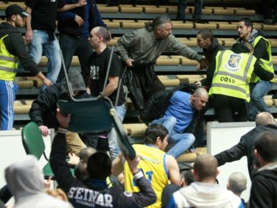 Výtržnosti fanúšikov na hodinu prerušili zápas v Sofii, tucet zatkli