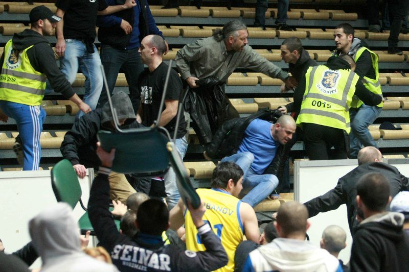 Výtržnosti fanúšikov na hodinu prerušili zápas v Sofii, tucet zatkli
