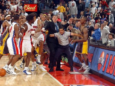Pred 10 rokmi zažila NBA nechutnú bitku, ktorá zmenila pravidlá