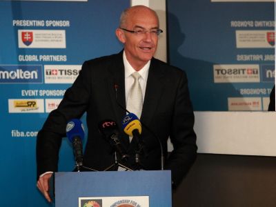 Kotleba nepoľaví ani v novej pozícii