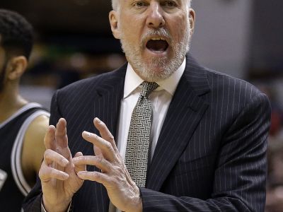 Popovich má ako deviaty kouč v histórii tisíc víťazstiev v kariére
