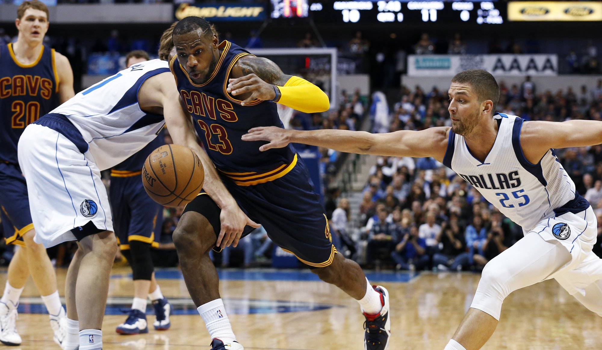 Cleveland vyhral v Dallase, LeBron James si pripísal 27 bodov