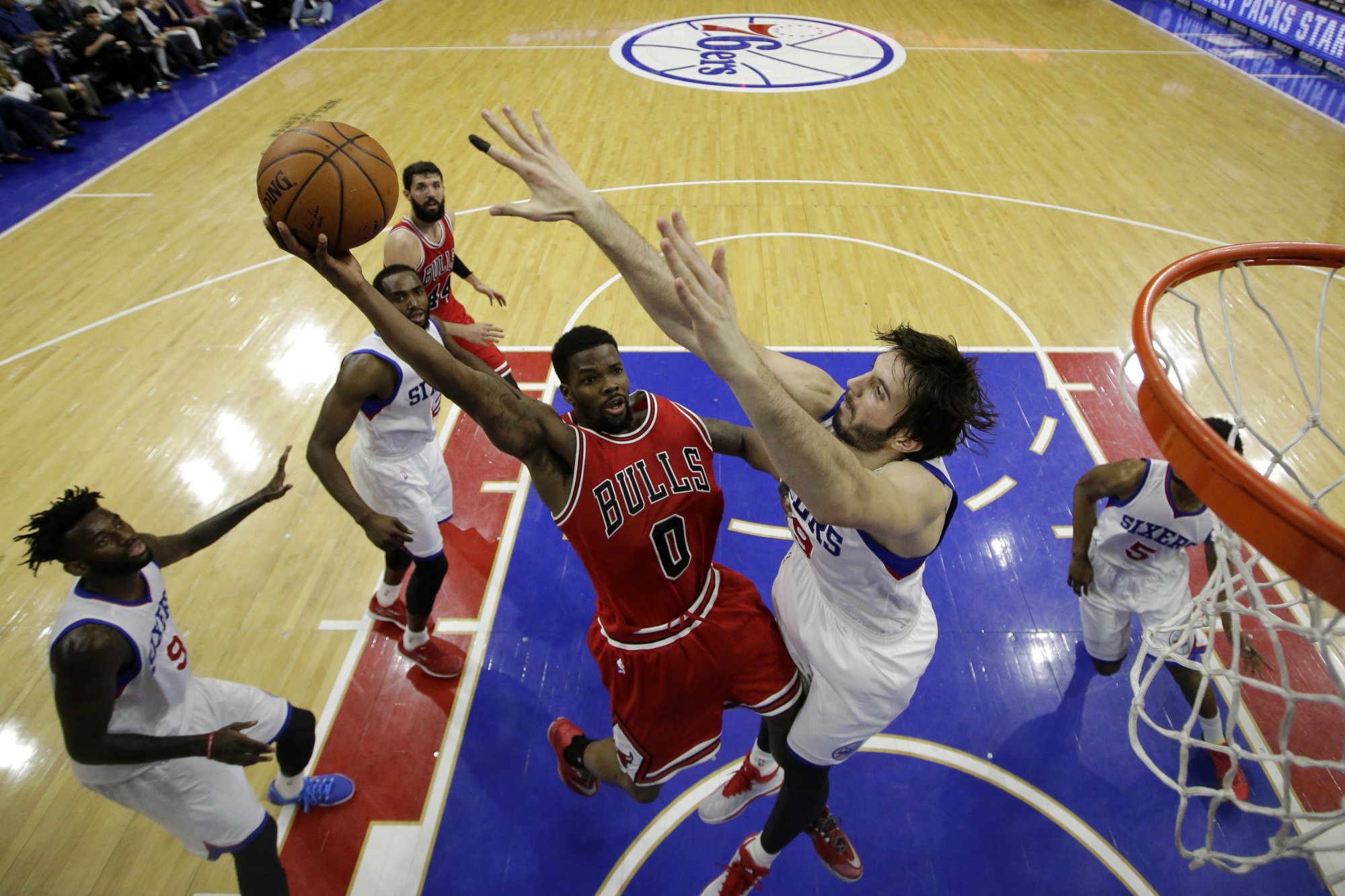 Chicago vyhralo vo Philadelphii po predĺžení, Atlanta zakopla v Denveri