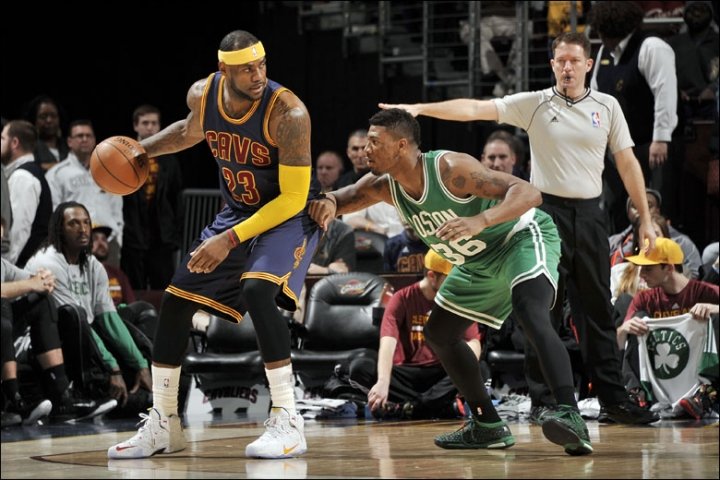 Spurs dosiahli 10. triumf v rade, Boston skolil Cleveland