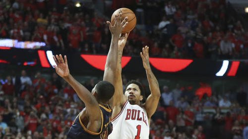 Derrick Rose hrá znovu skvele a prvýkrát vedie nad LeBronom