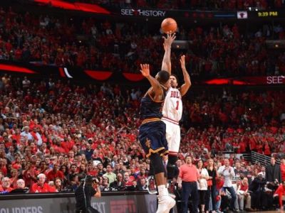 O triumfe Clevelandu rozhodol James, Clippers sú víťazstvo od postupu