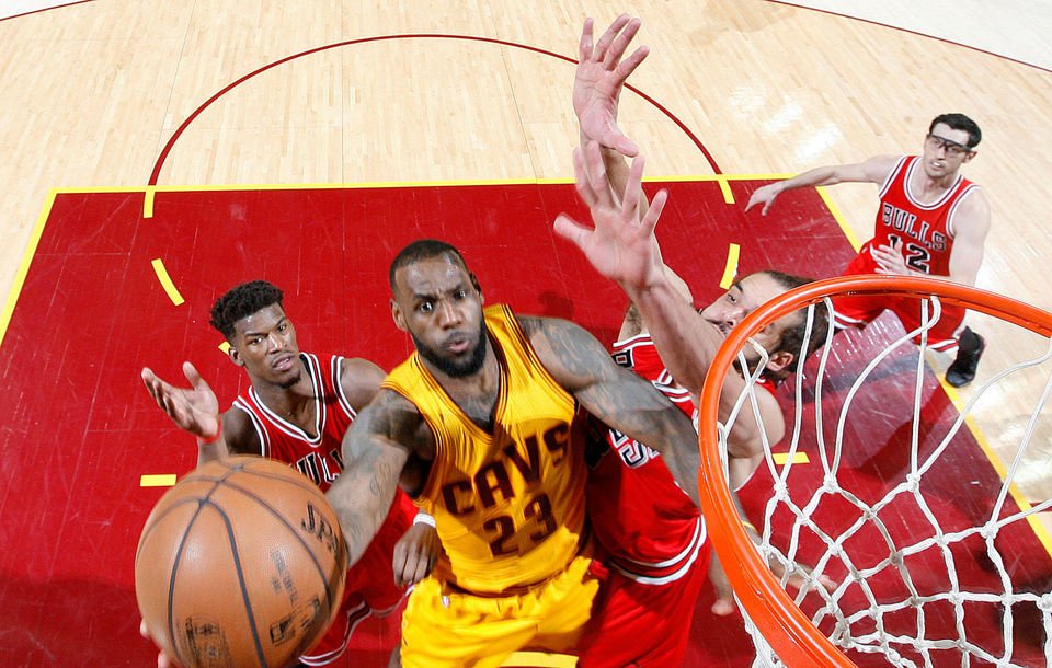 Cleveland vedie sériu s Chicagom, Clippers stále víťazstvo od postupu