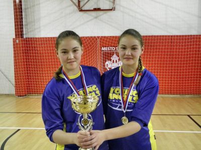 Tri dvojice menovkýň, dva sesterské páry a jedny dvojičky