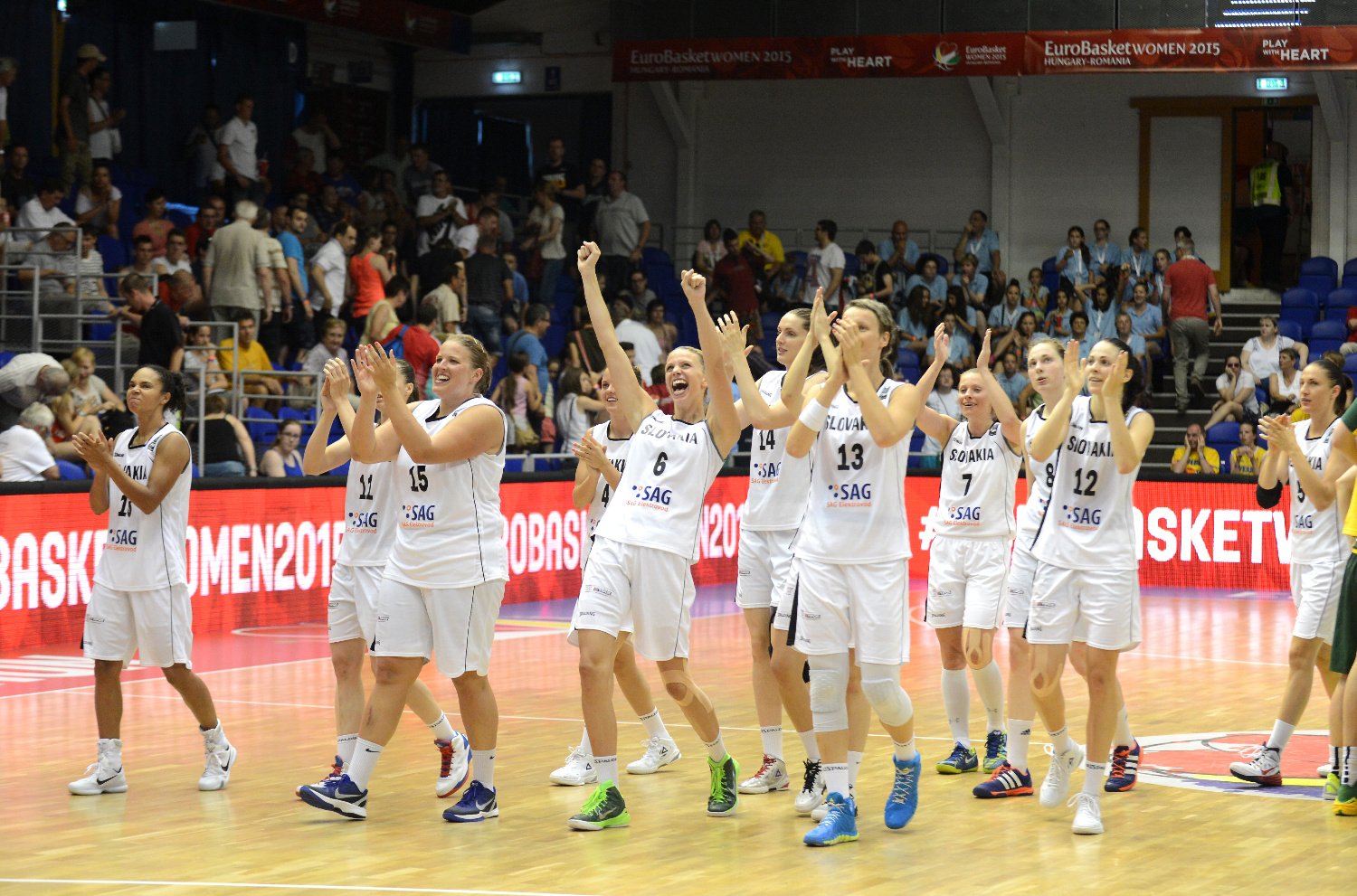 Slovenky po druhom triumfe na ME spievali a tancovali