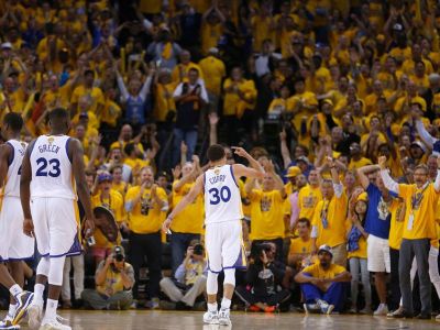 Golden State rezignovalo na pivotov a je krok od titulu v NBA