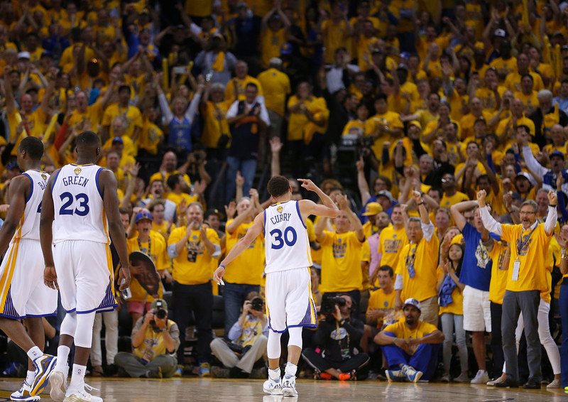 Golden State rezignovalo na pivotov a je krok od titulu v NBA