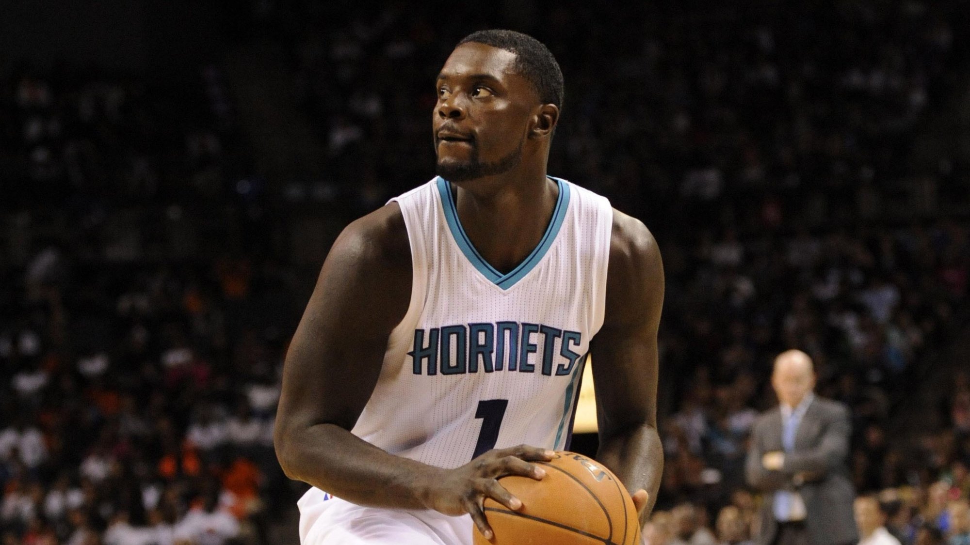 Stephenson zo Charlotte do LA Clippers, opačným smerom Barnes a Hawes