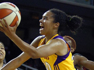 Toliverovej 16 bodov pomohlo LA Sparks k triumfu nad Chicagom