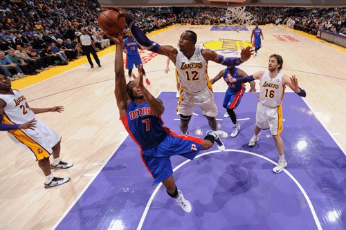 Lakers priviedol k triumfu nad Detroitom nestarnúci Bryant