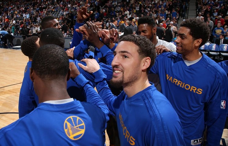 Golden State 15. výhrou od začiatku ligy vyrovnalo rekord NBA