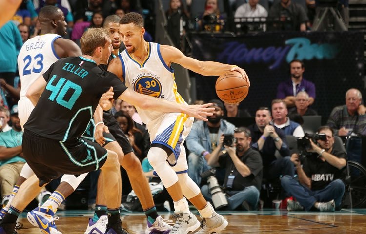 Golden State Warriors natiahli rekordnú víťaznú sériu na 20 zápasov