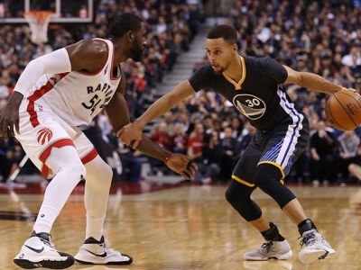Warriors uspeli v Toronte, natiahli víťaznú šnúru na 21 zápasov